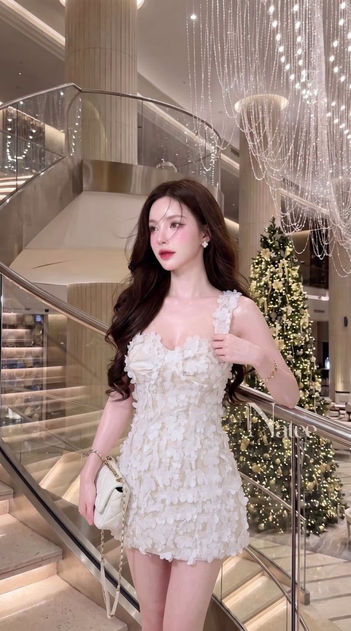มินิเดรสสีขาว แต่งกลีบดอกไม้